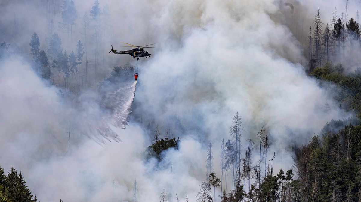Obrazem: V Českém Švýcarsku hoří, hasiči s plameny bojují ze země i vzduchu